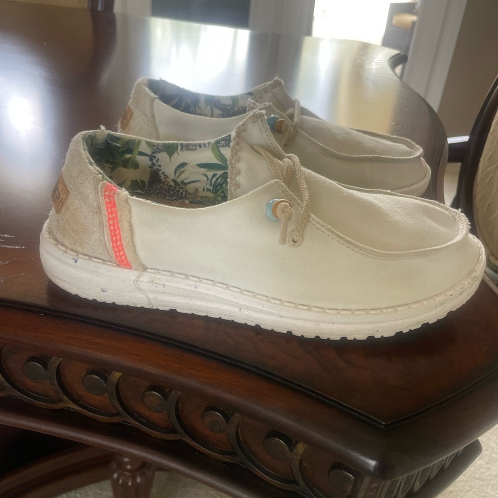 Hey Dude Casual Creamy white Canvas Shoes, size 6